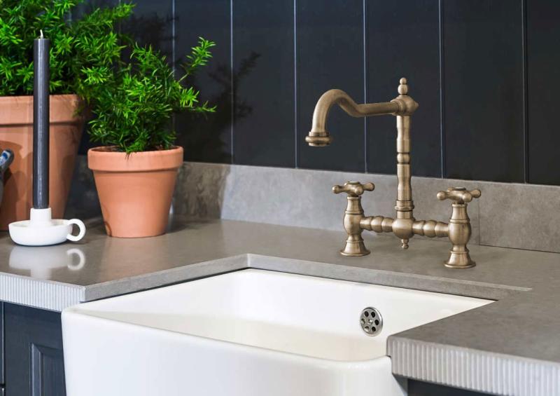 PB Носталгичен бронзов кухненски смесител  с винтидж чучур и кръстовидни ръкохватки PBN.BRO.H.ST