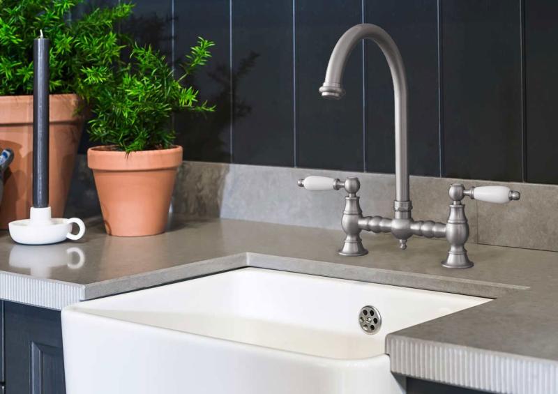 PB Носталгичен кухненски чучур неръждаема стомана с кръгъл чучур и бели дръжки PBN.RVS.R.WH