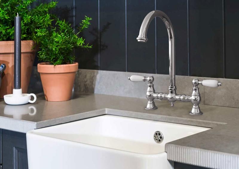 PB Носталгичен кухненски смесител с кръгъл чучур и бели ръкохватки , хром PBN.CHR.R.WH