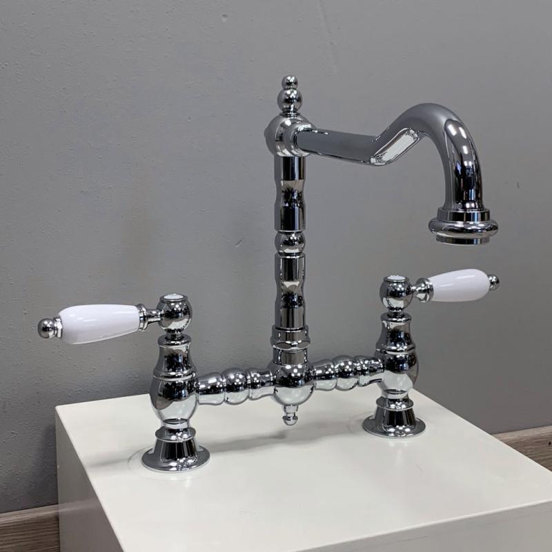 PB Носталгичен кухненски смесител с винтидж чучур и бели дръжки,  Хром PBN.CHR.H.WH