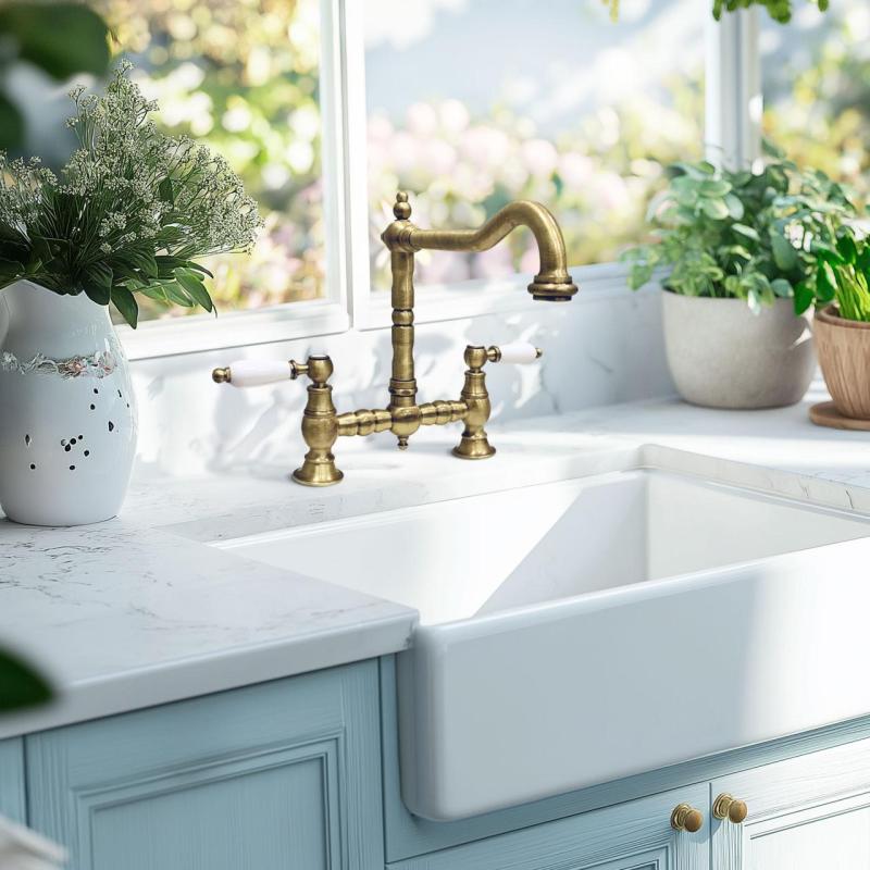 PB Носталгичен кухненски смесител в бронзов цвят с винтидж чучур и бели дръжки PBN.BRO.H.WH