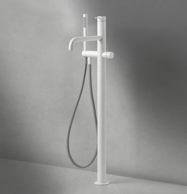 Waterevolution Flow стояща батарея за вана с ръчен душ мат бял T133BR