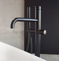 Водна революция Flow самостоятелен кран за вана с ръчен душ матов черен T133PR