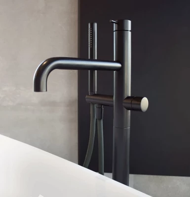 Водна революция Flow самостоятелен кран за вана с ръчен душ матов черен T133PR