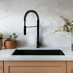 Waterevolution Flow полупрофесионален смесител за кухня матово черно с колона и пружина T157PR