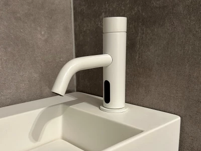 Waterevolution Flow електронна смесителна батерия за умивалник, инфрачервена, на батерии, матово бяла T110EBBR