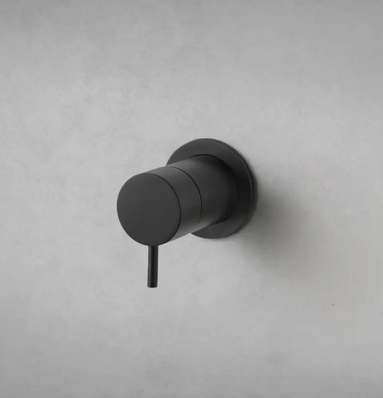 Вграден 2-посочен превключвател на Waterrevolution Flow в матово черно с кръгла розетка T1482SPR