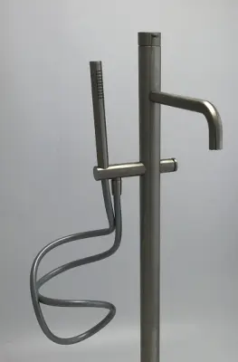 Waterevolution Flow самостоятелен смесител за вана с ръчен душ, напълно изработен от неръждаема стомана T133IE