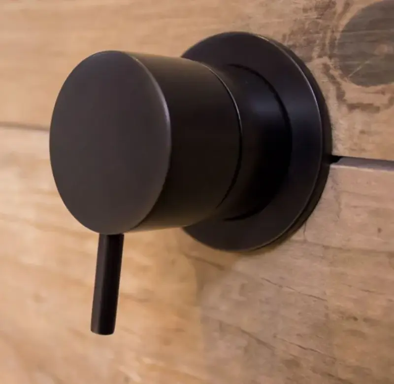 Водна революция Flow вграден 3-посочен превключвател с кръгла розетка в матово черно T1483SPR