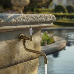 PB класически стенен чешмич за фонтан с бяла ръкохватка за студена вода и дълъг излив бронз 1208853602