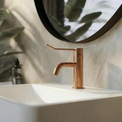 Смесител за мивка от серията Flow на Waterrevolution, включително клик-плъг, с покритие от PVD, изчукан меден цвят T111CPE