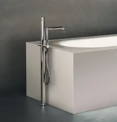 Waterevolution Flow стоящ смесител за вана с ръчен душ от оръжеен метал T133GME
