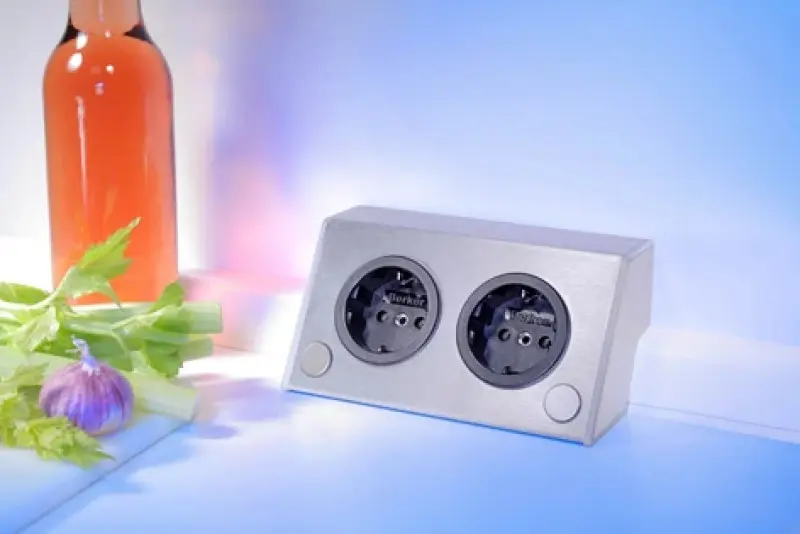 Контактна кутия с 2 гнезда и USB зарядно ST3900/A