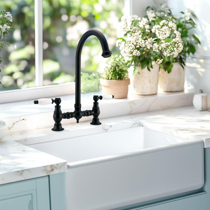 PB Носталгичен кухненски смесител за мивка в матово черно с кръгъл чучур и бели ръкохватки PBN.ZW.R.WH