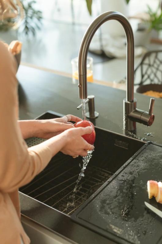 Franke Eos Neo Кухненски смесител с издърпваща се душ глава, pvd gun metal 115.0628.256