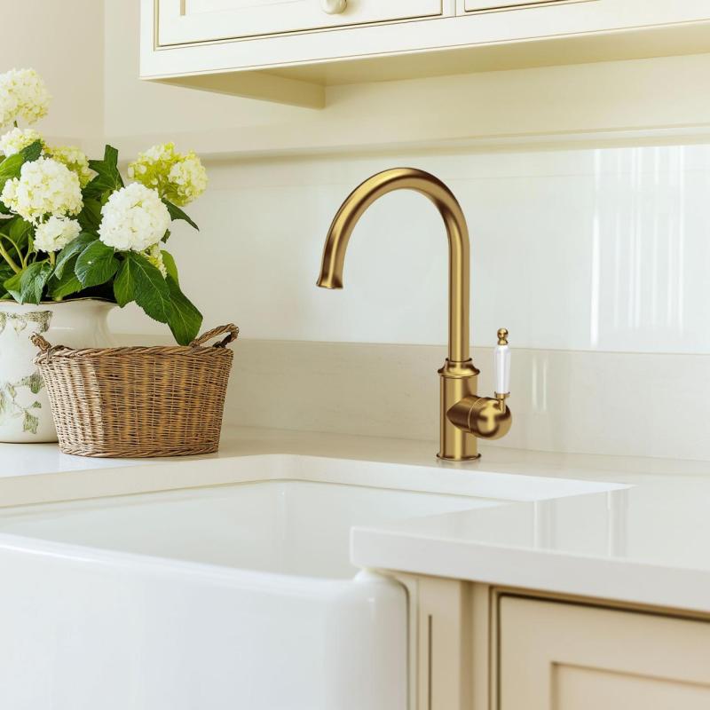 Quadri Worksop Класически Носталгичен Златен PVD Кухненски Смесител с Керамична Дръжка 1208956102