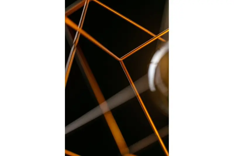 Декоративна розово-златна геометрична висяща лампа, състояща се от 2 месингови куба 3376