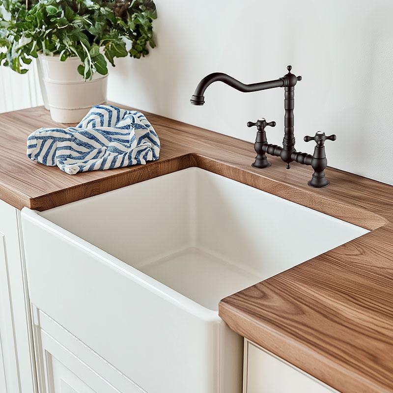 AquaTrimo Windsor Класически кухненски смесител с 2 отвора в носталгичен стил и с винтидж чучур, черно 21WS7653SW