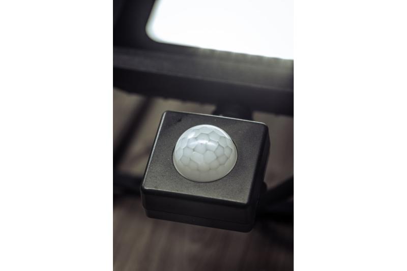 LED прожектор iNEXT с датчик за движение 30W 2400lm, PF>0,9, RA>80, IP65, 120°, 6400K, черен корпус 1208962860