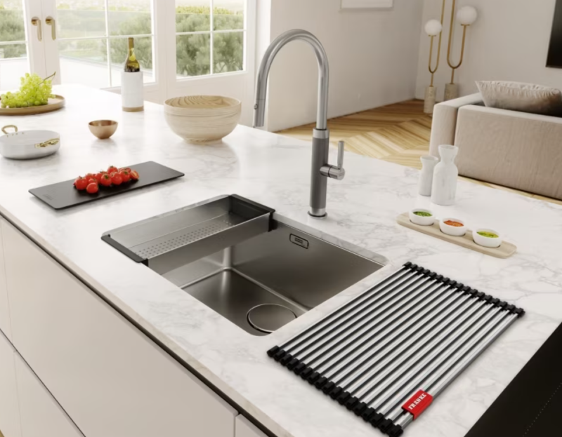 Кухненски смесител Franke Mythos Masterpiece от неръждаема стомана с J-образен чучур и издърпващ се накрайник - 115.0711.554