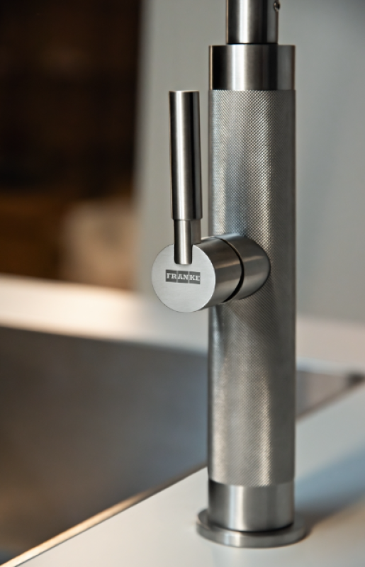 Кухненски смесител Franke Mythos Masterpiece от неръждаема стомана с J-образен чучур и издърпващ се накрайник - 115.0711.554