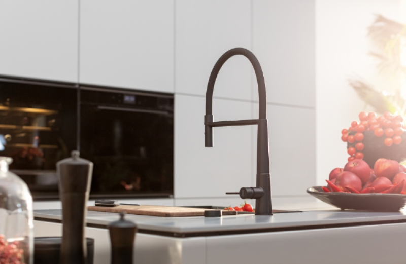 Franke Icon Едноръкохватков кухненски смесител с гъвкав ръчен душ, черен 115.0690.598