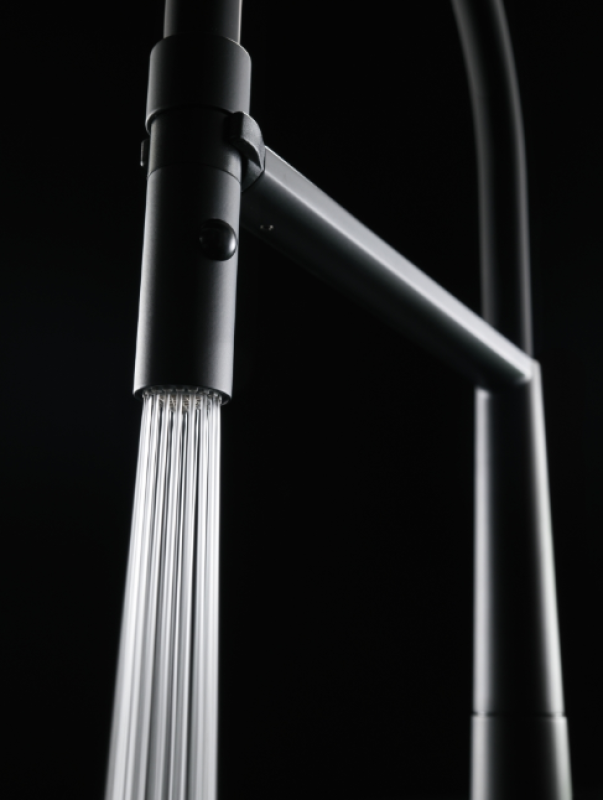 Franke Icon Едноръкохватков кухненски смесител с гъвкав ръчен душ, черен 115.0690.598