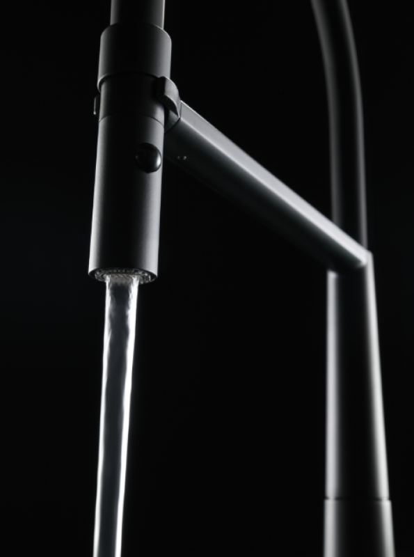 Franke Icon Едноръкохватков кухненски смесител с гъвкав ръчен душ, черен 115.0690.598