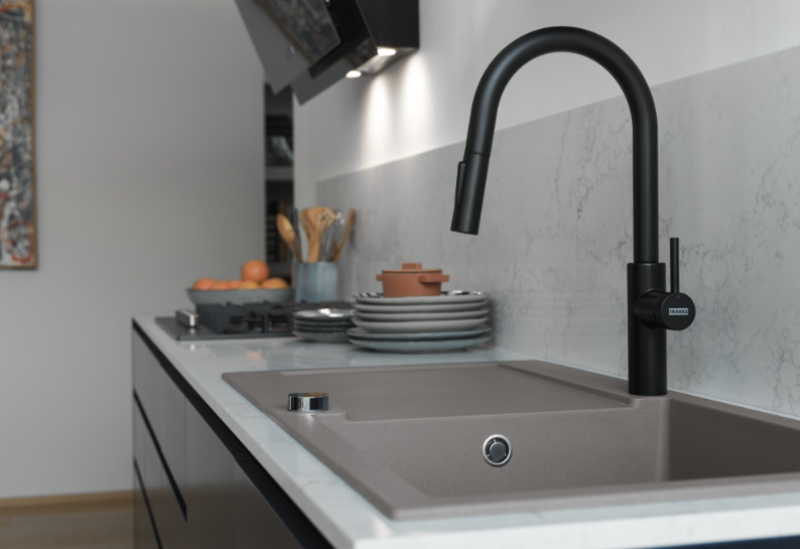 Франке Пескара J Едноръкохватков Смесител Черен с Изтеглящ се Чучур и Спрей Функция 115.0575.968