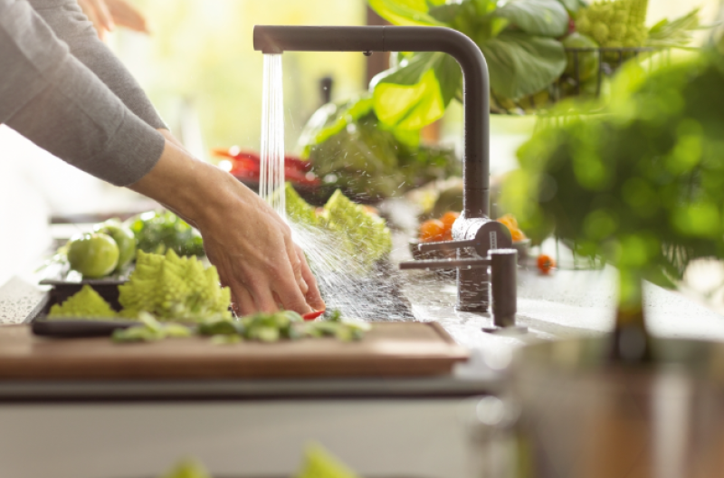 Franke Active Twist Едноръкохватков смесител Черен с Изтеглящ се чучур и Интегрирано управление на отходната вода 115.0669.769