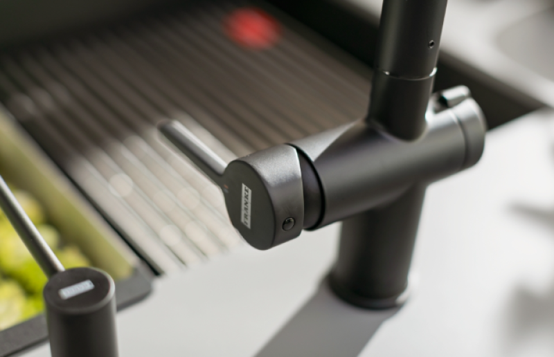 Franke Active Twist Едноръкохватков смесител Черен с Изтеглящ се чучур и Интегрирано управление на отходната вода 115.0669.769