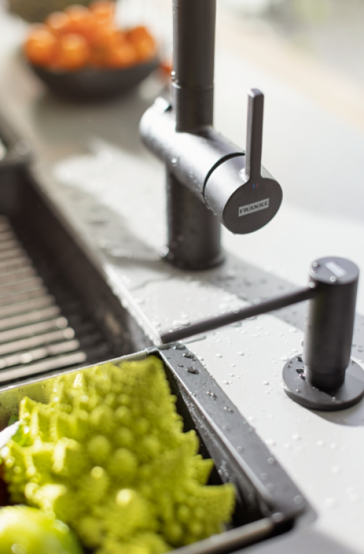 Franke Active Twist Едноръкохватков смесител Черен с Изтеглящ се чучур и Интегрирано управление на отходната вода 115.0669.769