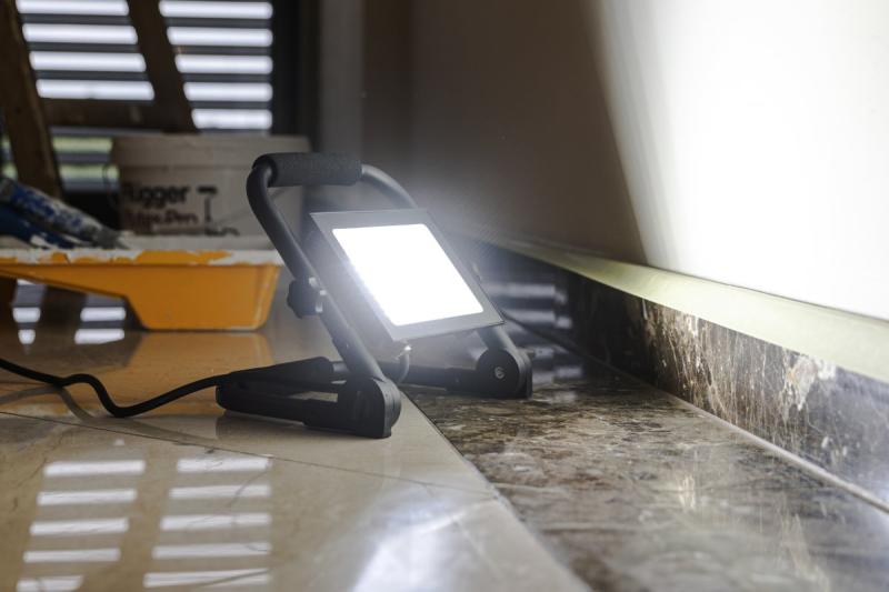 НЕЛИ Преносим рефлектор, LED, 50W, 4500lm, 6400K, AC220-240V, IP65, 1,5м кабел