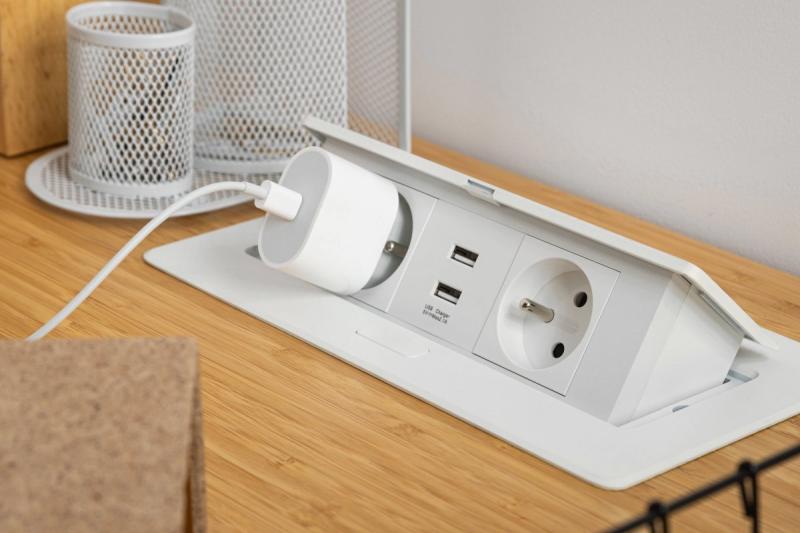 Мек изтеглящ се модул за контакти.