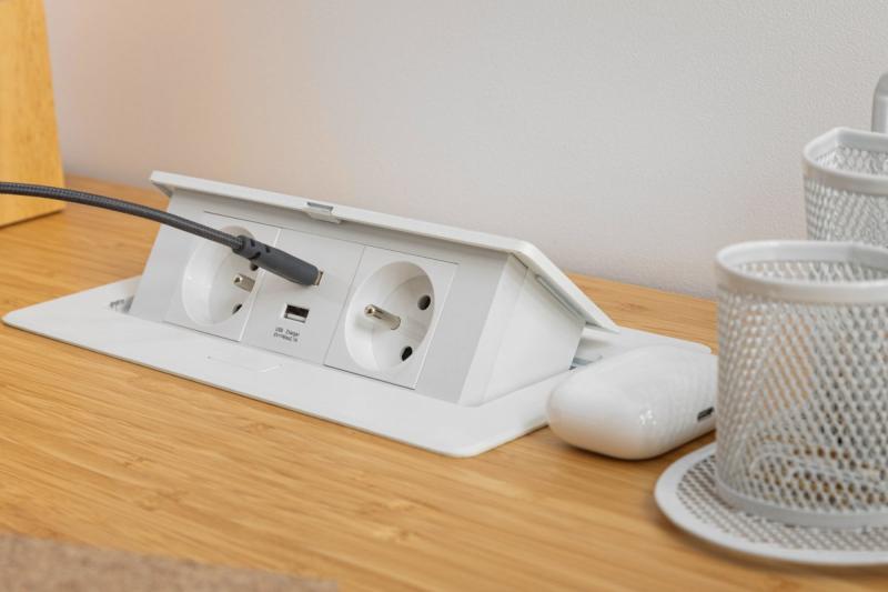 Мек изтеглящ се модул за контакти.