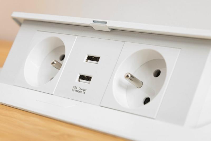 Мек изтеглящ се модул за контакти.