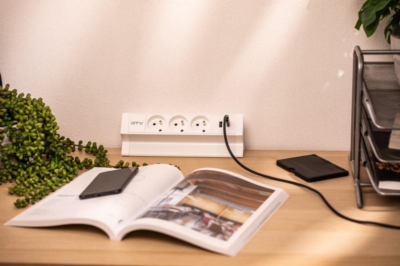 Контакт за мебели Basco, 3 x контакт с заземяване, USB A+C, 1.5 м кабел, бял с монтаж