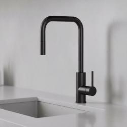 Pure.Sink Luxion Матова черна кухненска смесителна батерия с квадратна форма и изтеглящ се излив PLXSQUA-10