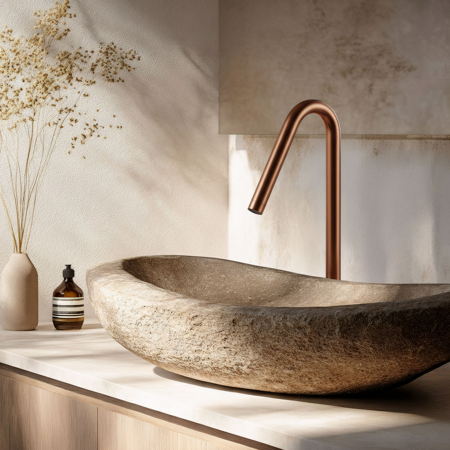 7 начина, по които топлите метални нюанси придават стил на базовата тоалетка в банята